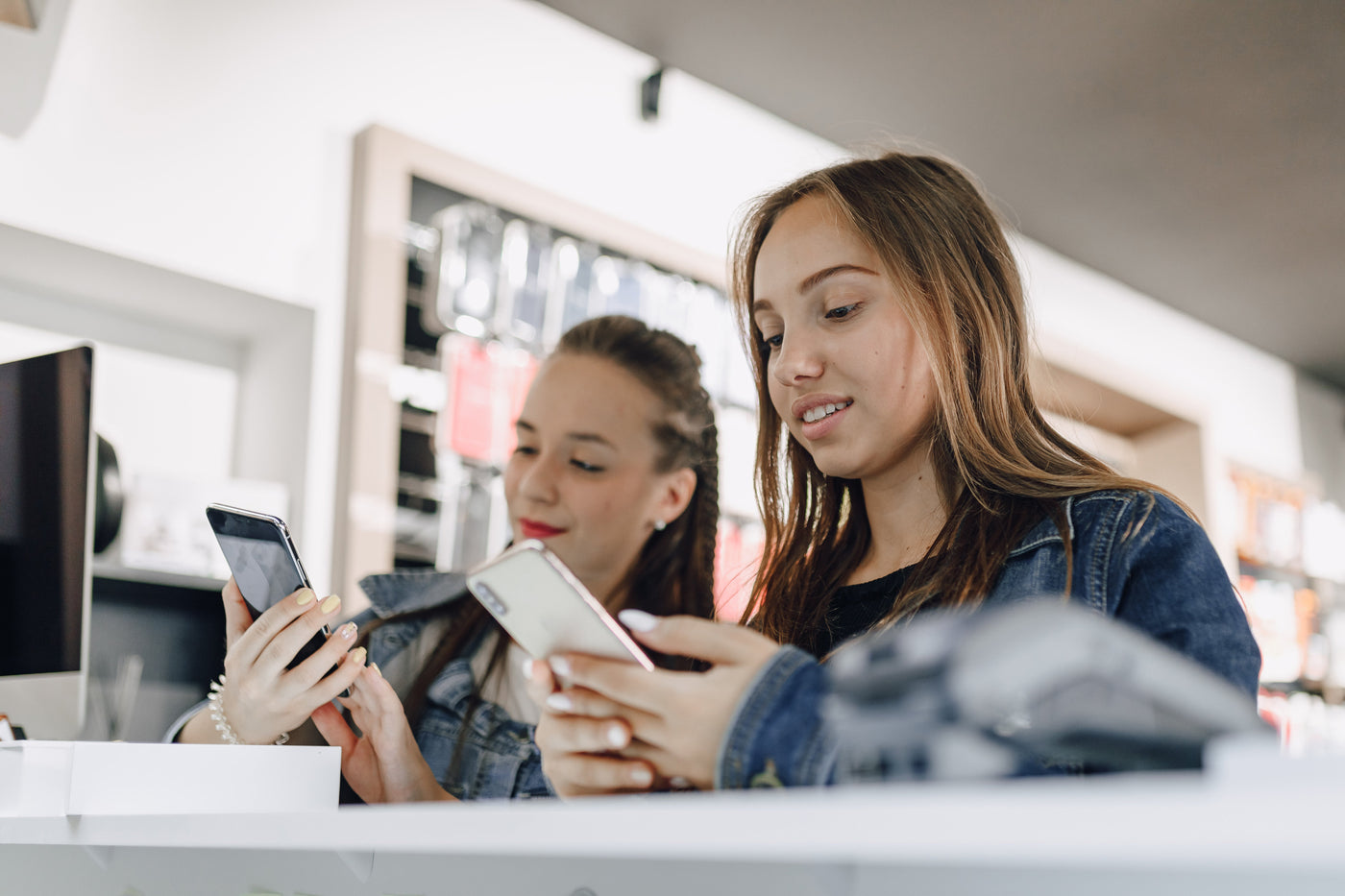 2025 Smartphone Buying Guide: The Best Phones for Gaming, Photography & People Who Just Want Something That Works
